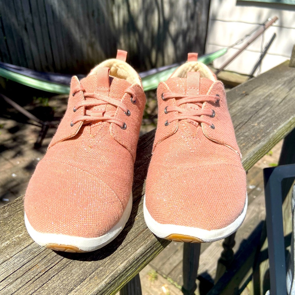 Toms
